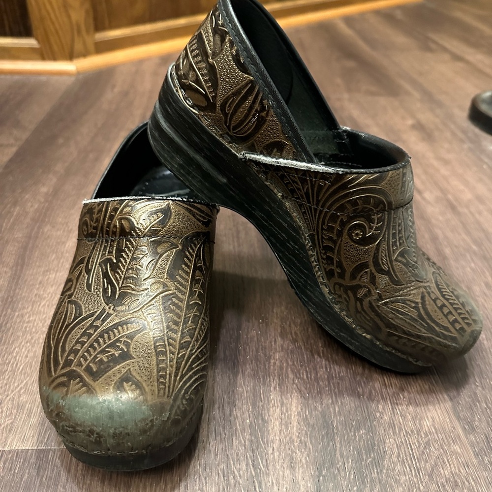 Women’s Dansko size 39 (8.5-9) Brown Embossed Clogs